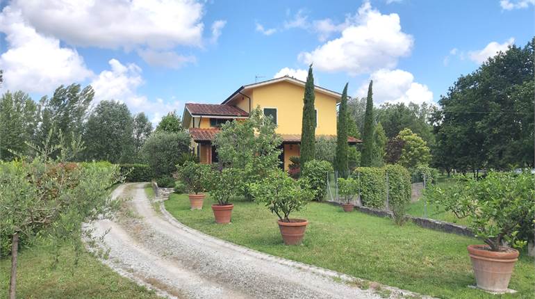 Signorile villa singola con giardino di 1500 mq.