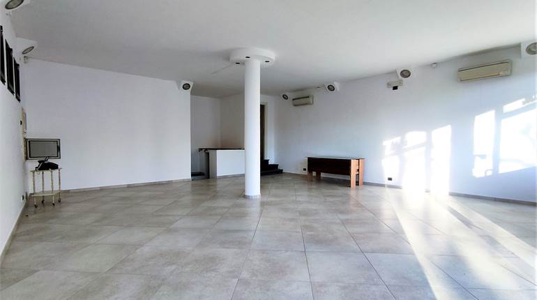 Commercial Premises / Showrooms for rent in Lucca