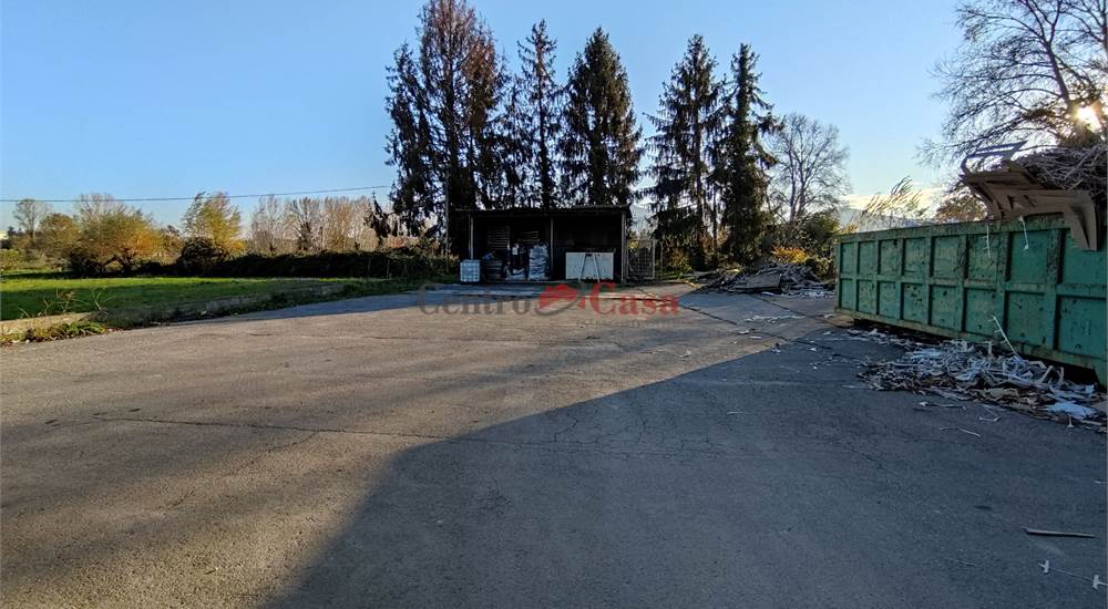 Piazzale esterno lato sud
