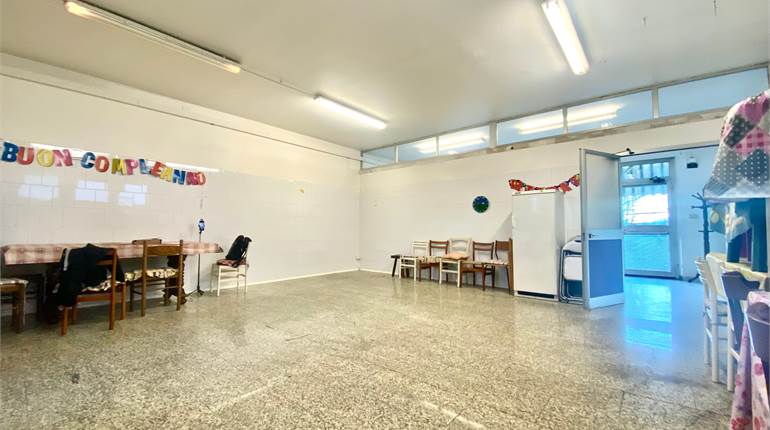 Fondo commerciale con ampia vetrina