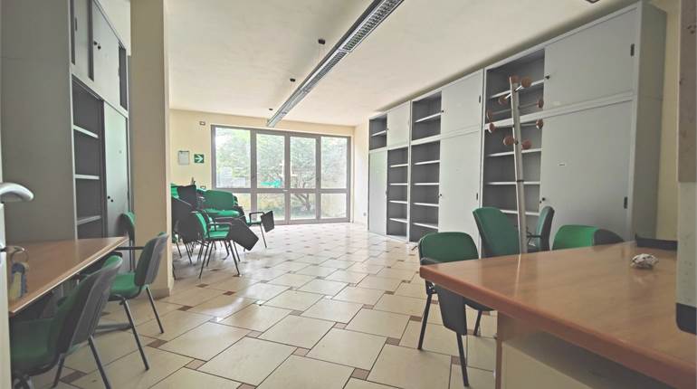Modern ground-floor office unit of approximately 135 sqm.