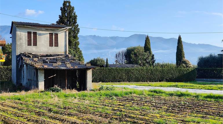 Capanna 100 mq. con terreno di 1500 mq.