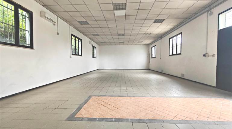 Capannone 160 mq. uso magazzino in ottimo stato, ideale anche per uffici o showroom