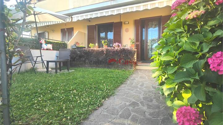 La casa che non ti aspetti: elegante villetta con giardino nel verde di Filettole.