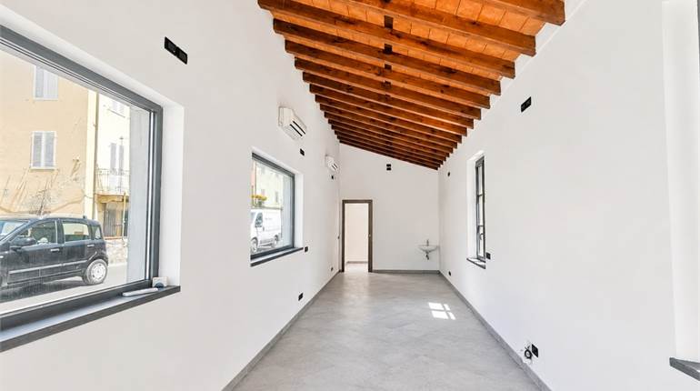 Artisanal-commercial space with large private parking – high road visibility