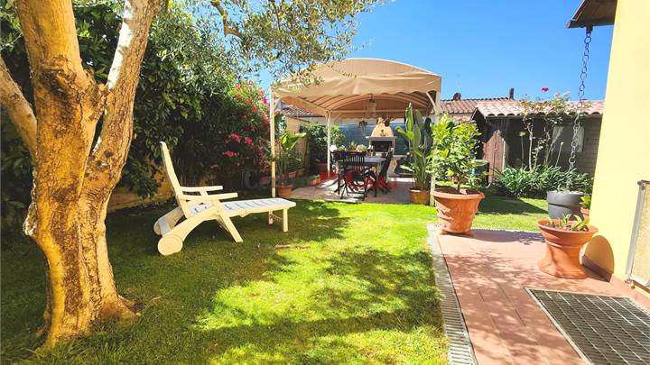 Elegante porzione di villa bifamiliare pari al nuovo, con giardino, fotovoltaico.