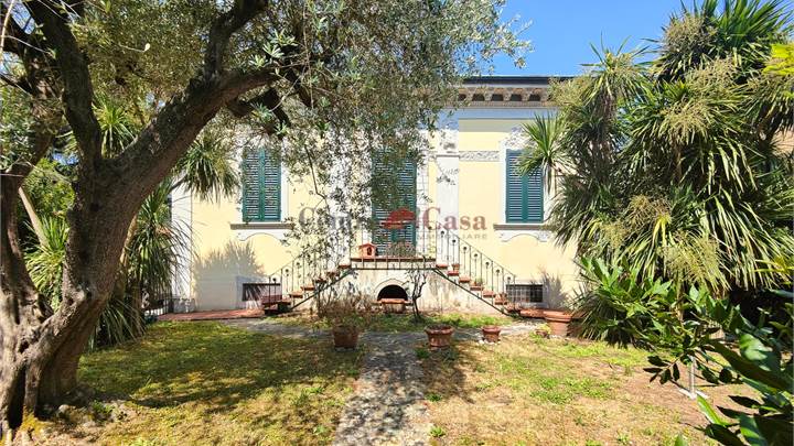 Il fascino senza tempo di una Villa Liberty con giardino