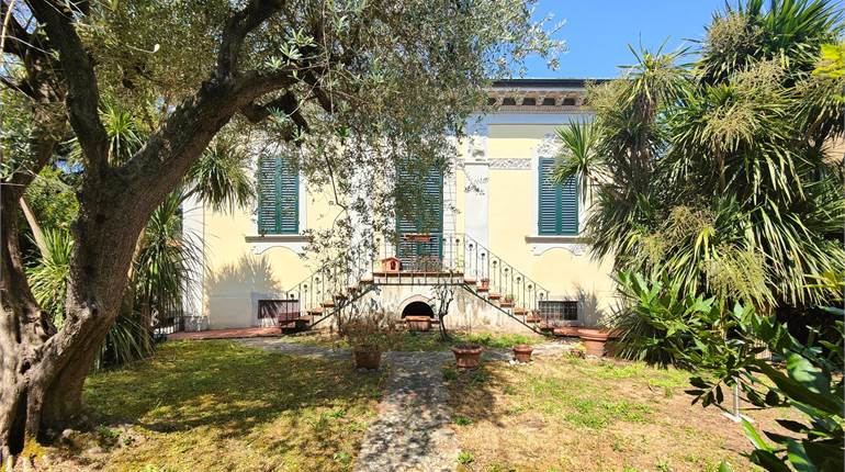 Il fascino senza tempo di una Villa Liberty con giardino